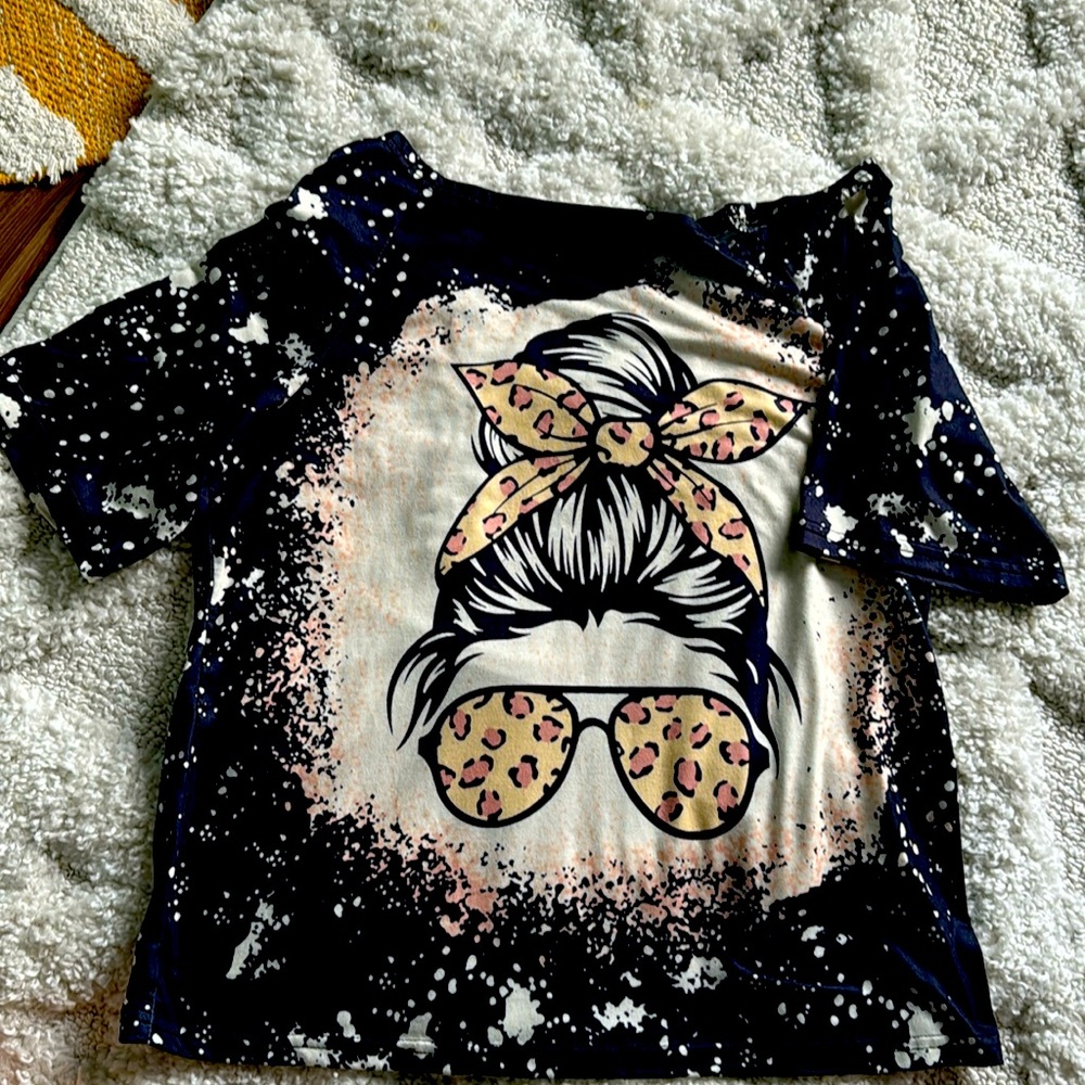 CUTE GRAPHIC TEE!